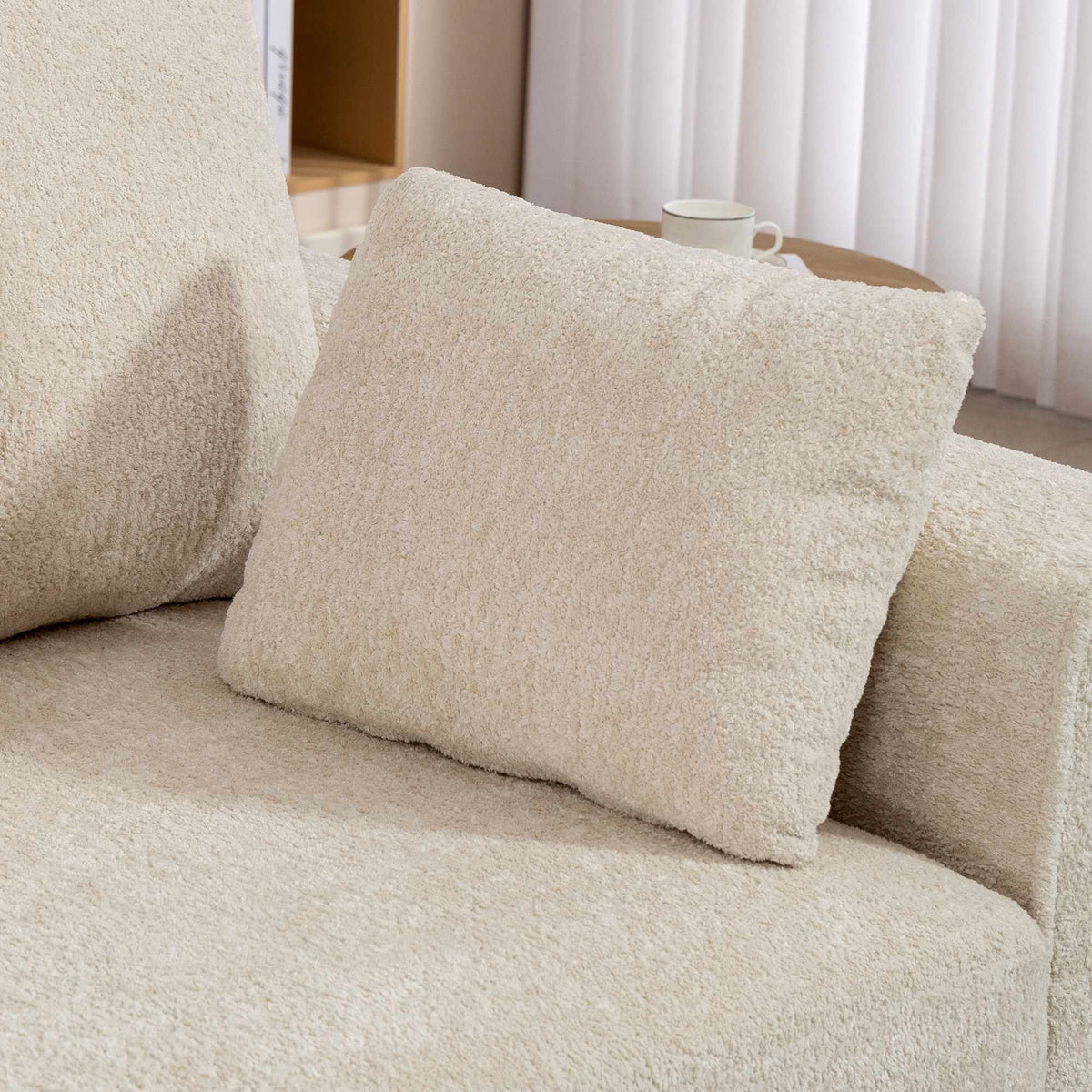 Beige 3-zitsbank met fluwelen bekleding en diepe zitting