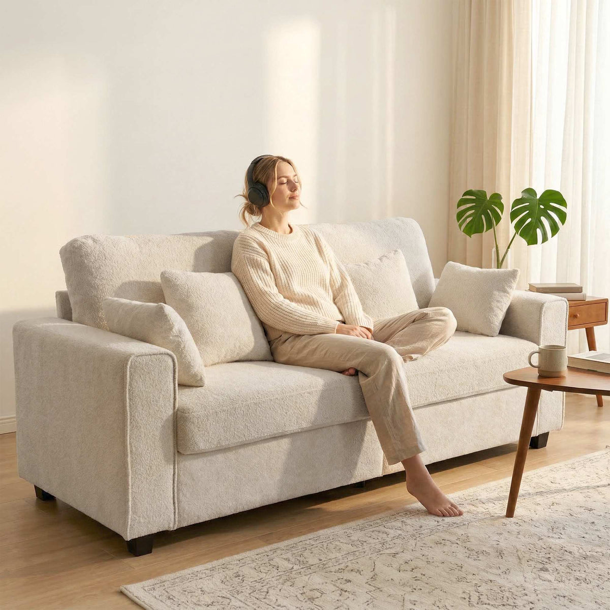 Beige 3-zitsbank met fluwelen bekleding en diepe zitting