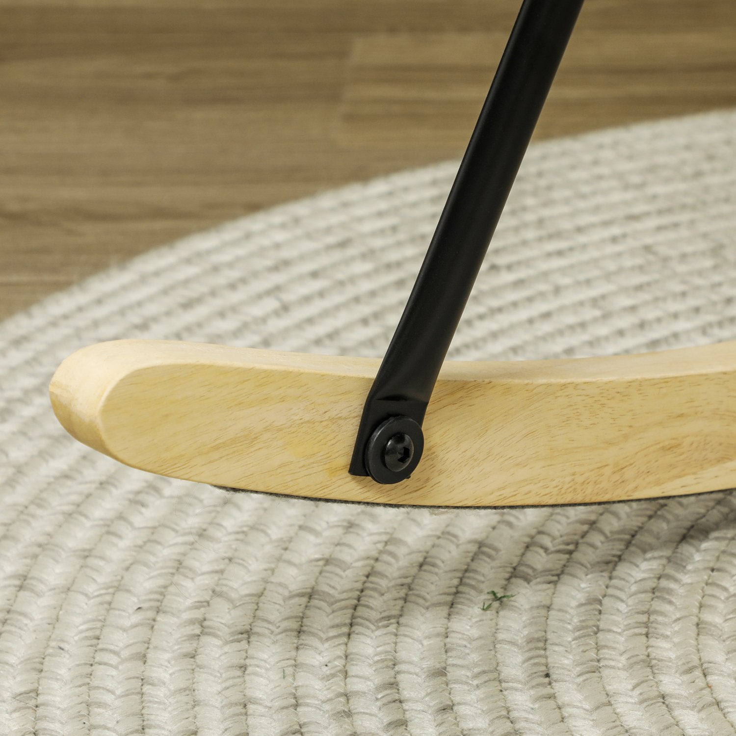 Beige fluwelen schommelstoel met houten poten