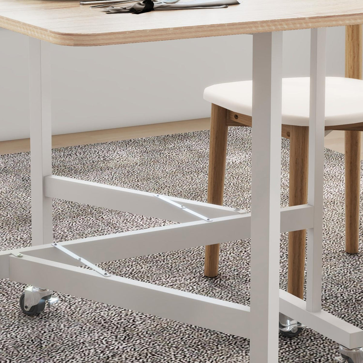 Uitschuifbare eettafel van eikenhout met wieltjes – Zitplaatsen 4-6