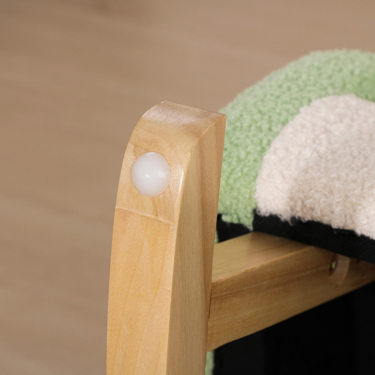 Groene lamswollen schommelbank voor kinderen – eucalyptus hout, leeftijd 3+