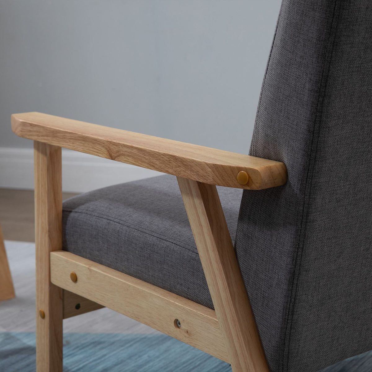 Grijze gestoffeerde oorfauteuil – massief hout, linnen afwerking