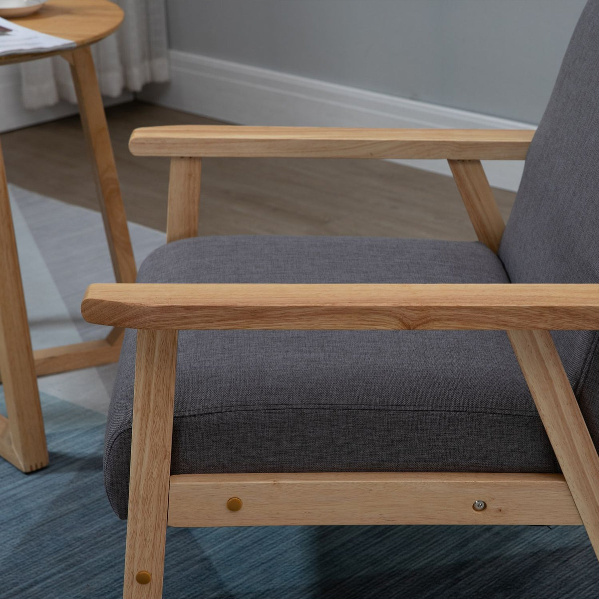 Grijze gestoffeerde oorfauteuil – massief hout, linnen afwerking