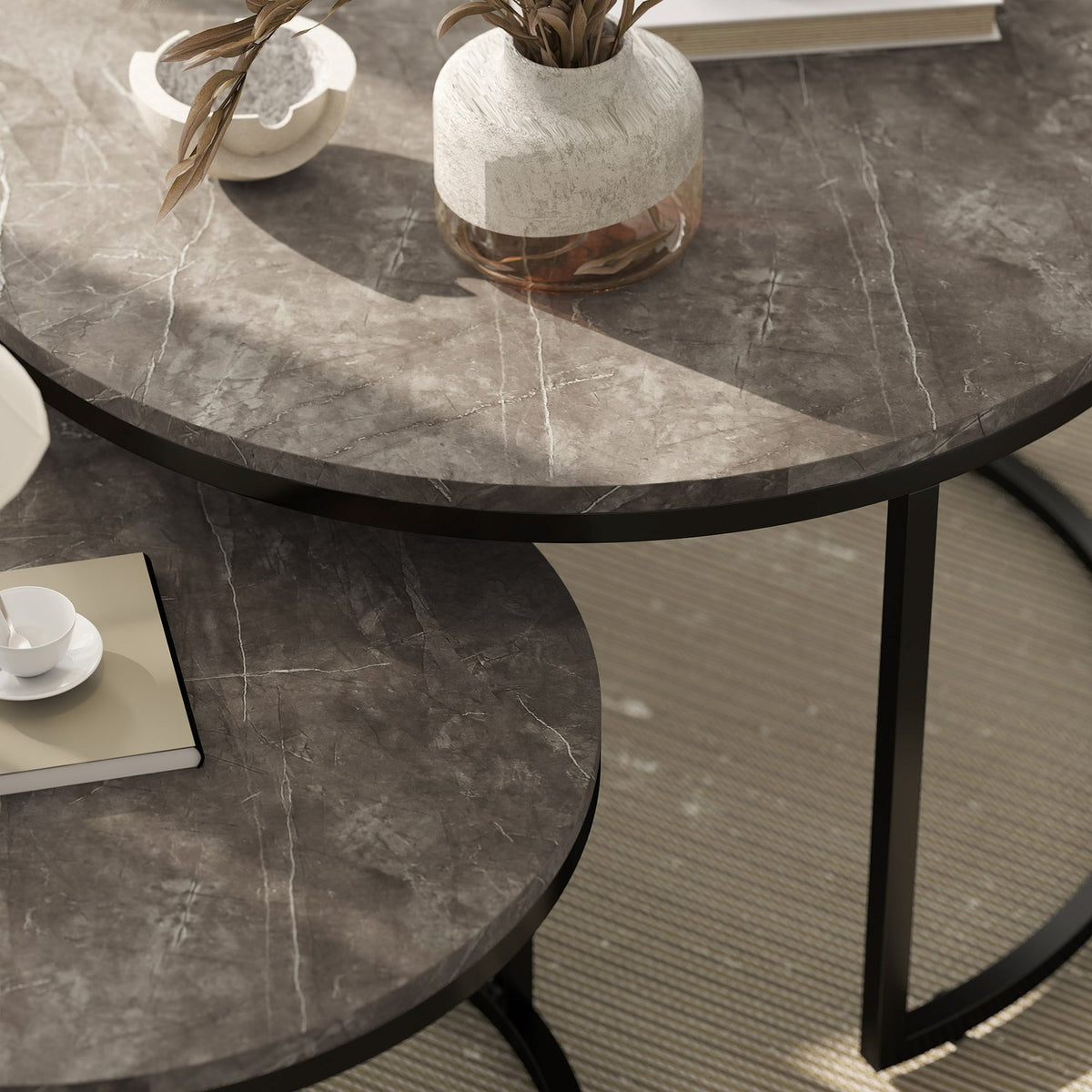 Set in elkaar passende salontafels, marmerlook, metalen frame