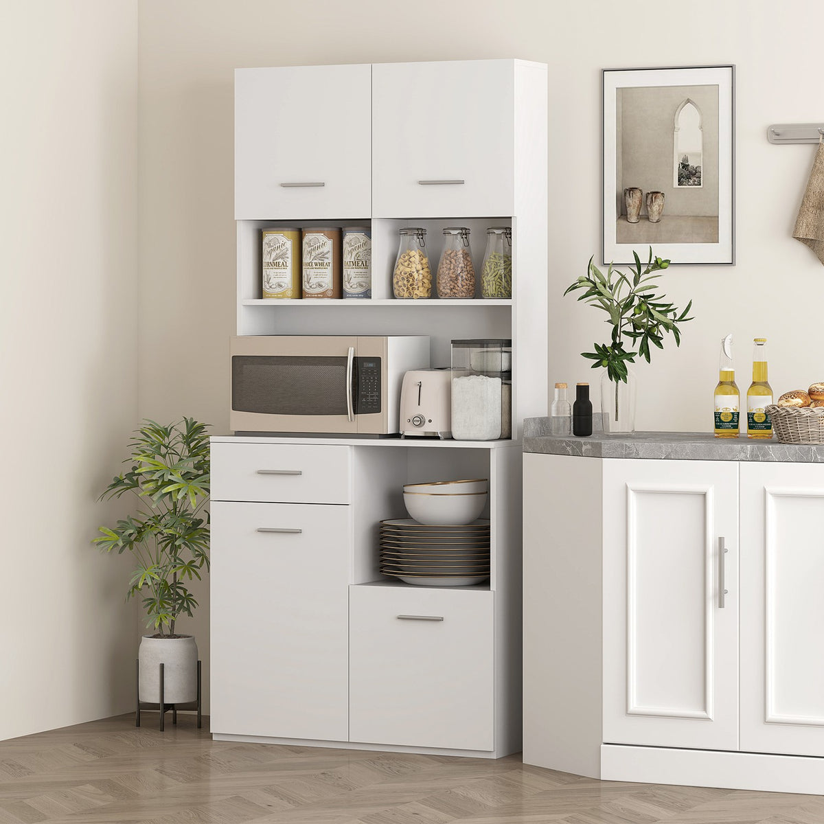 Hoge witte keukenkast met lade en verstelbare plank