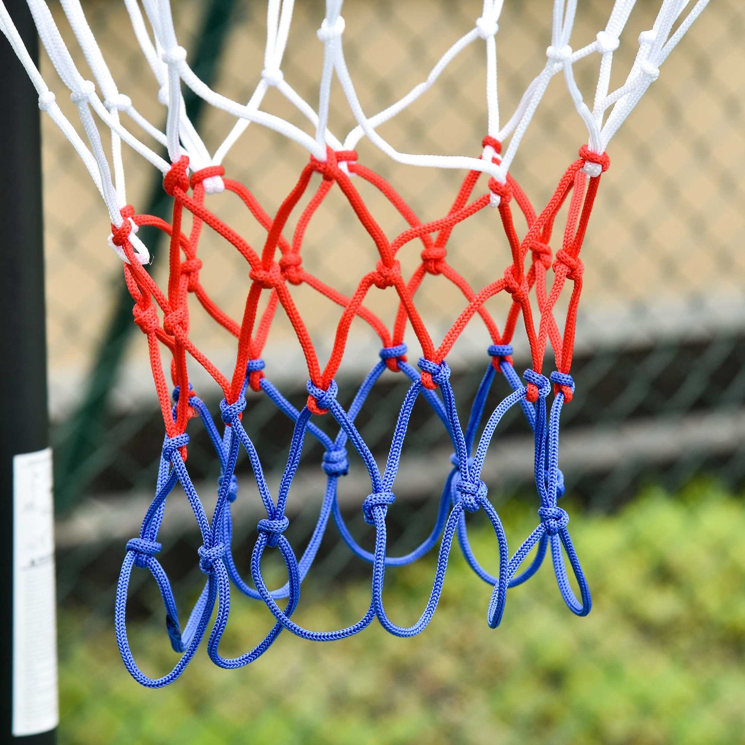 In hoogte verstelbare basketbalring met wielen voor tieners