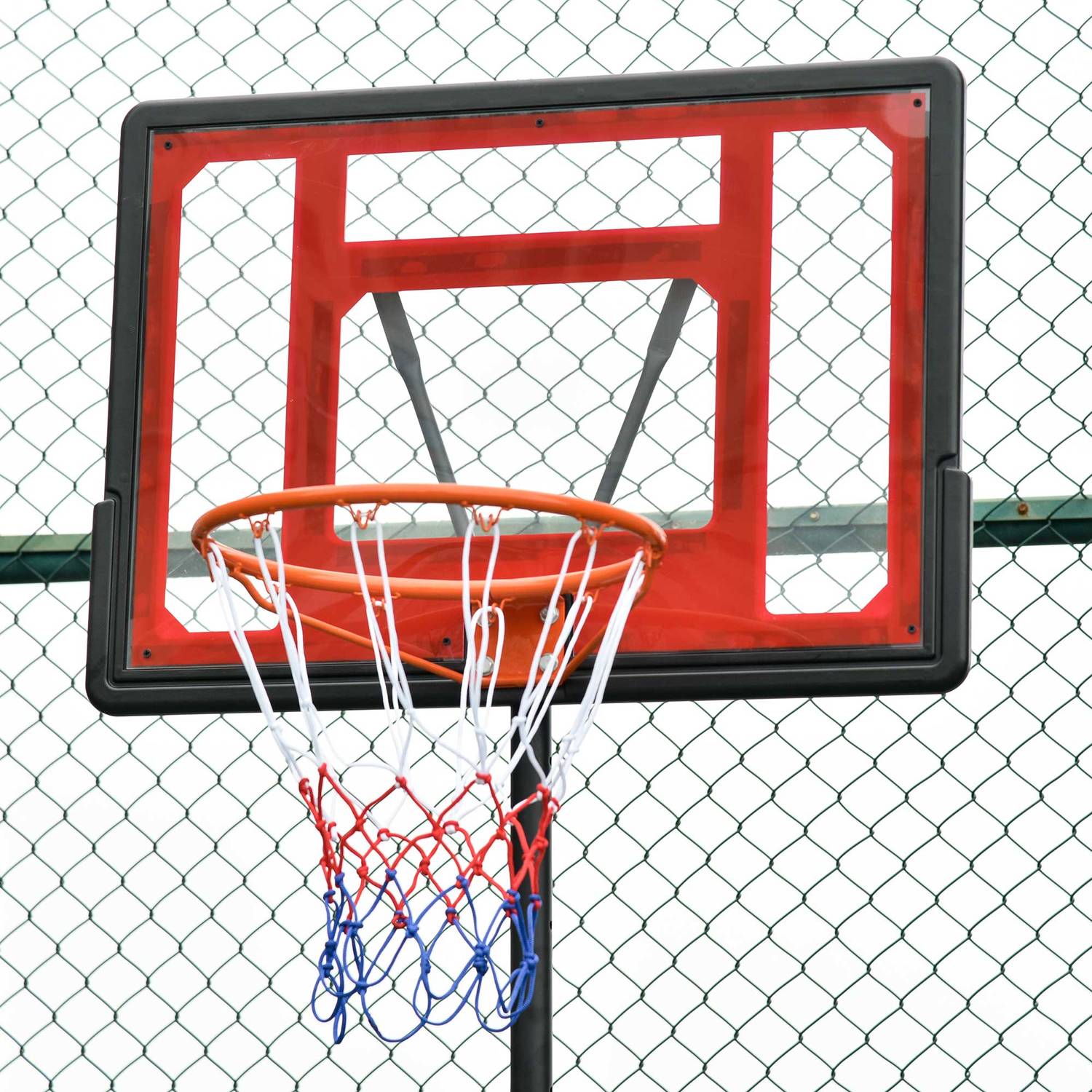 In hoogte verstelbare basketbalring met wielen voor tieners