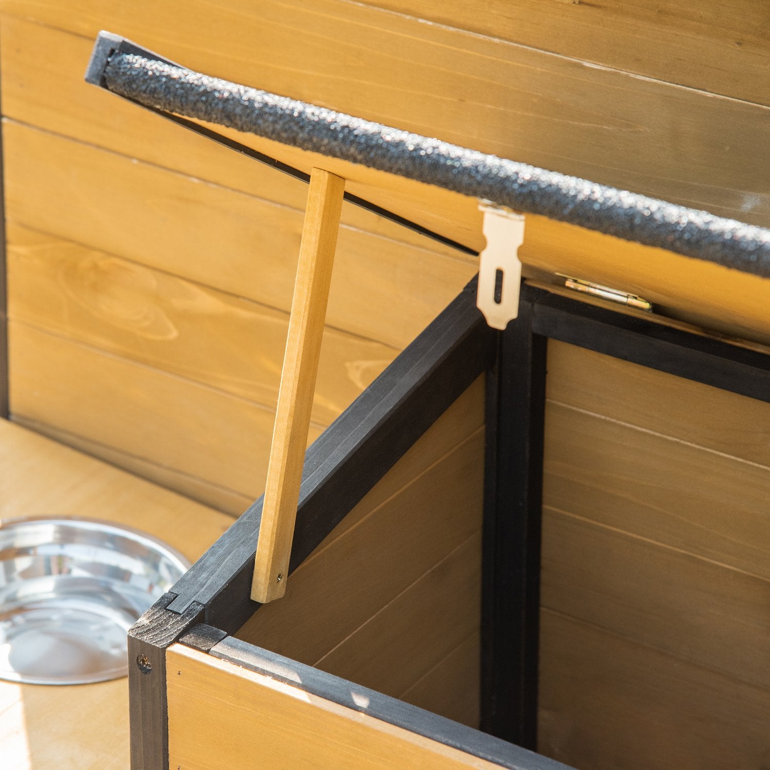 Geïsoleerd houten hondenhok, weerbestendig met voerbakken