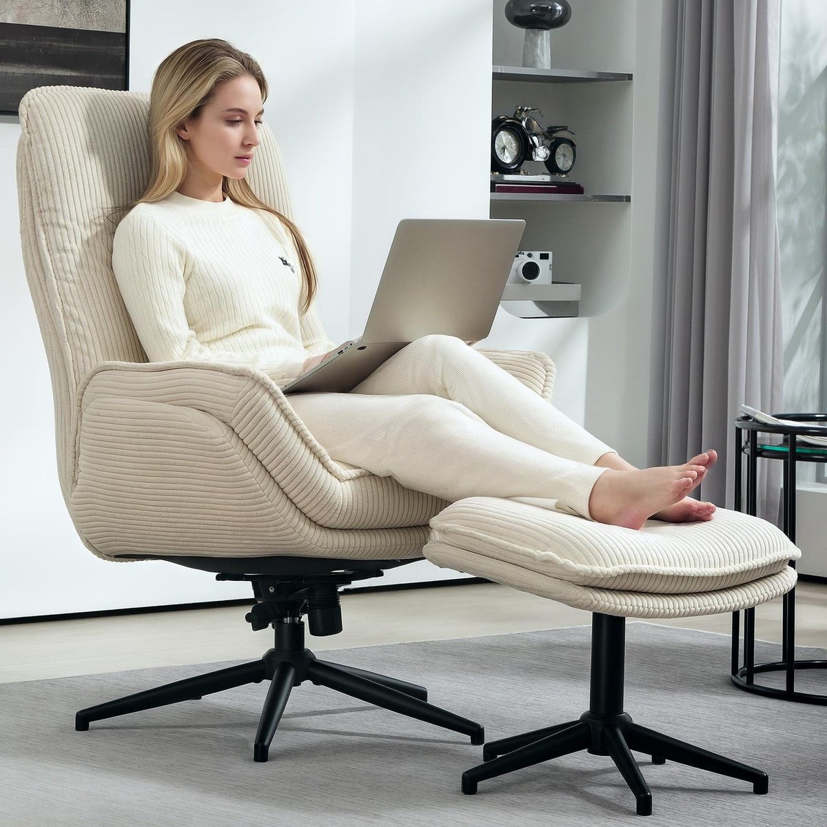 Ligstoel Beige met 360° draaibaar en poef
