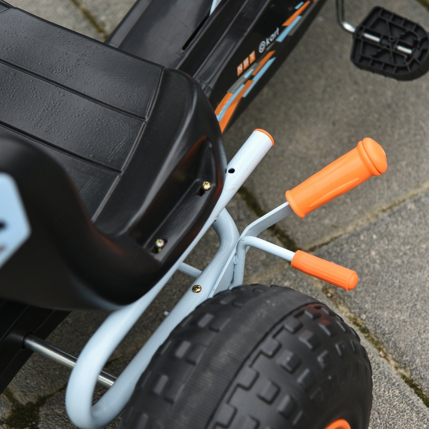 Hellblaues Stahl-Pedal-Gokart mit verstellbarem Sitz
