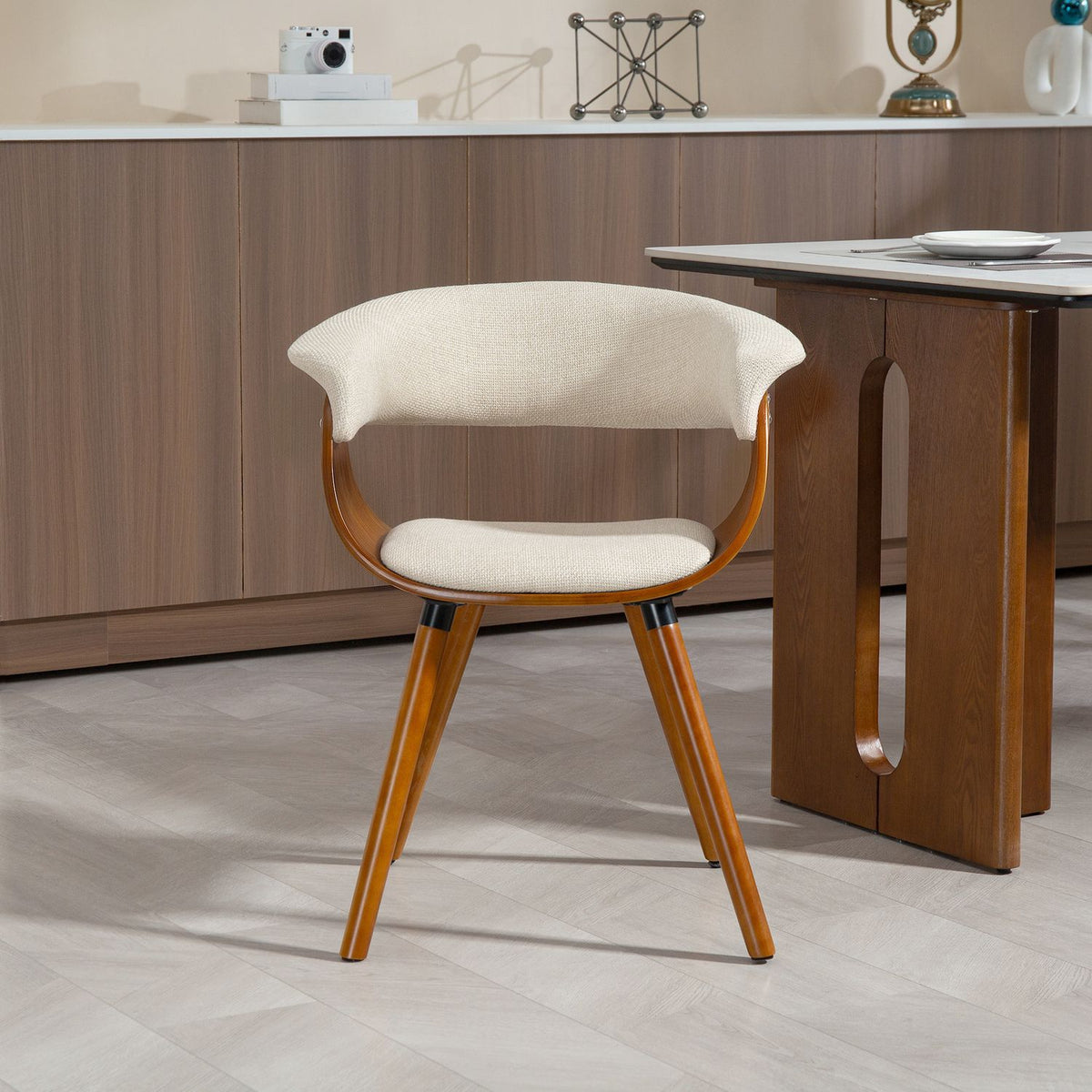 Eetkamerstoel, linnenlook stof, gebogen rugleuning, houten poten, beige