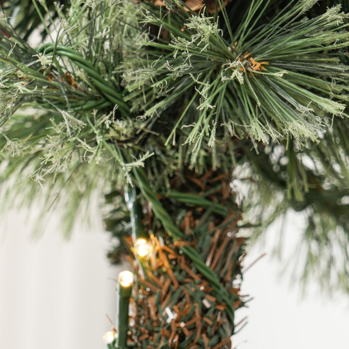 Metalen kerstlantaarn met LED Fairy Lights, dennenappels en strik