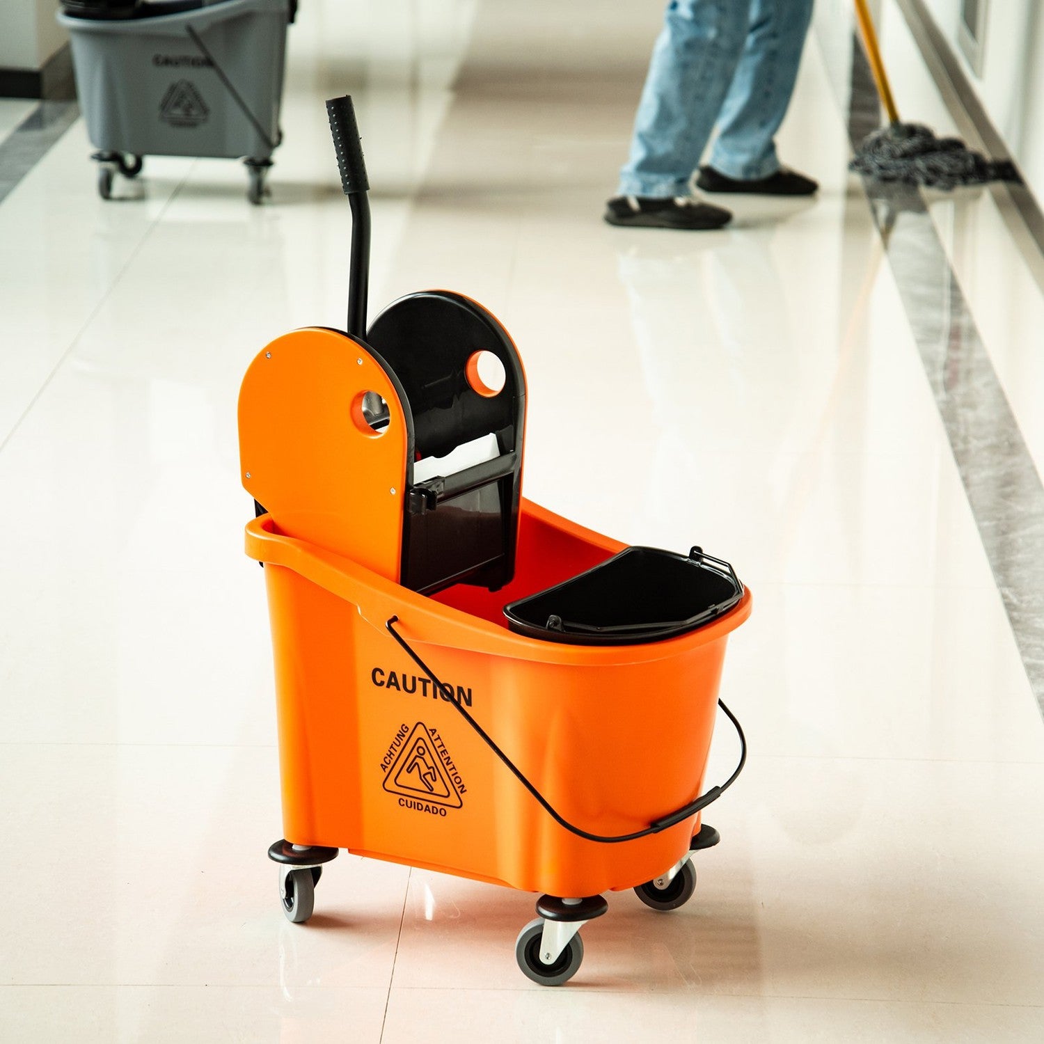 Rengöringsvagn med vridsystem, 36L - Svart/Orange