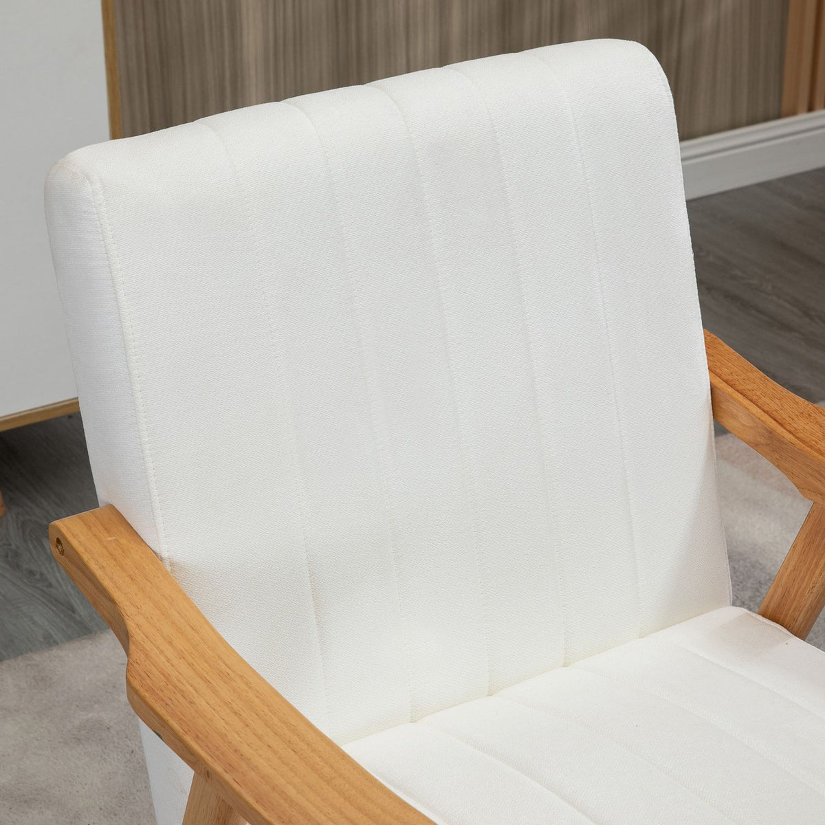 Scandi gestoffeerde loungestoel in fluweellook met armleuningen