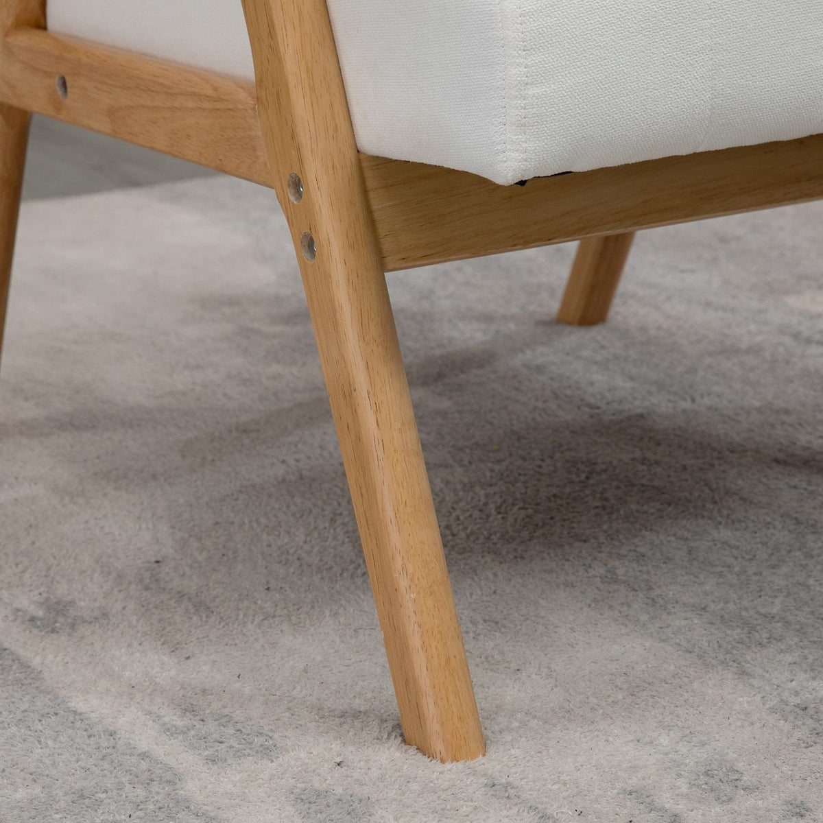 Scandi gestoffeerde loungestoel in fluweellook met armleuningen