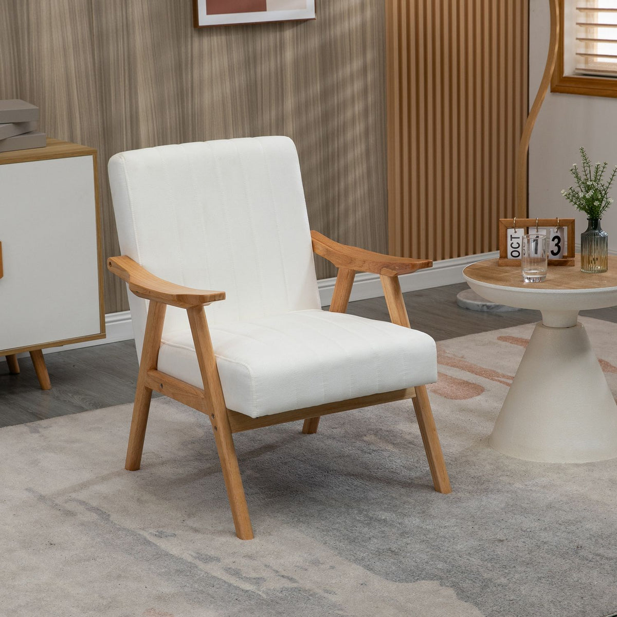 Scandi gestoffeerde loungestoel in fluweellook met armleuningen