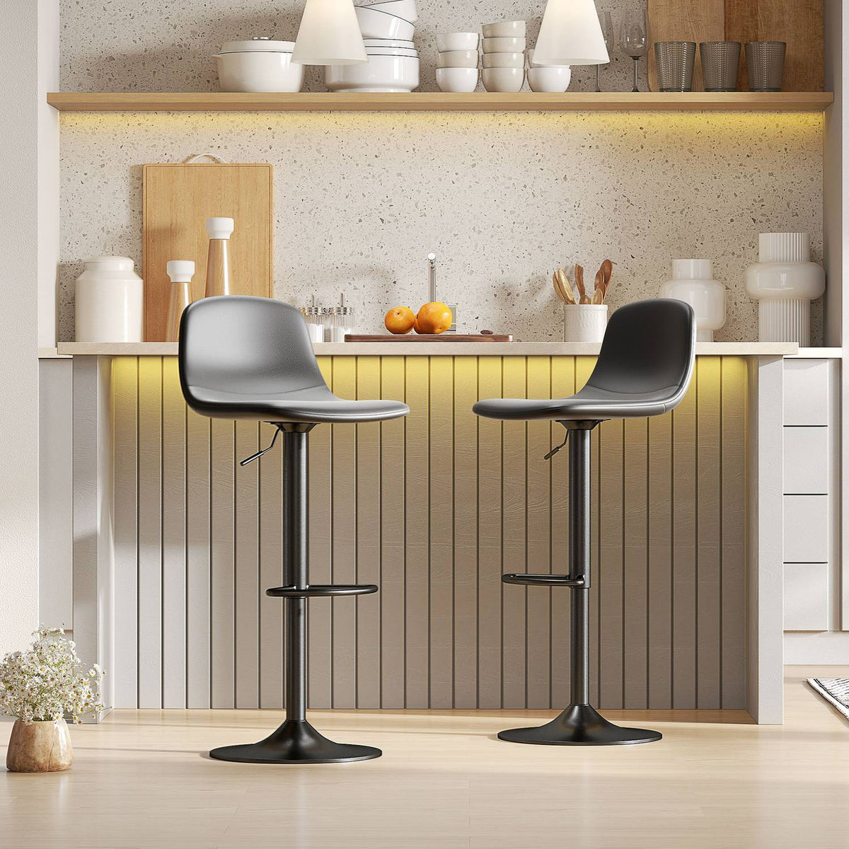 Set van 2 barkrukken, barkrukken met kunstleren bekleding, draaibaar, met rugleuning en voetensteun, metalen voet, zwart