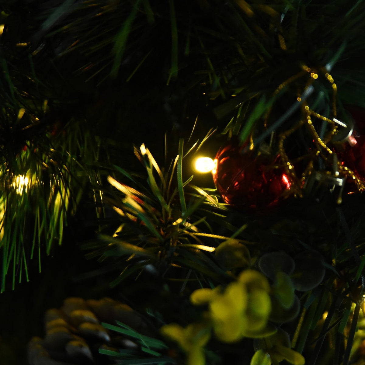 Set van 2 mini-kerstboompjes met dennenappels en LED-lampjes