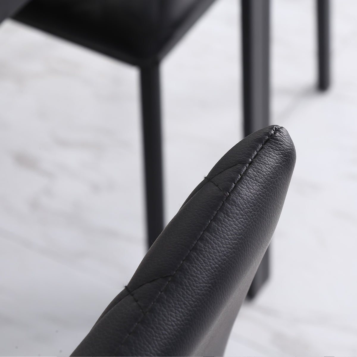 Zwarte kunstlederen eetkamerstoelen, set van 4, stalen poten, gewatteerd