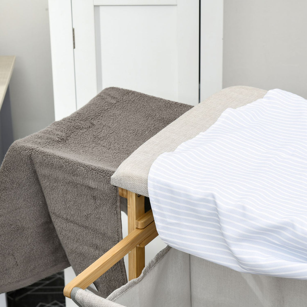 Uitschuifbare wasmand van 57,4L met strijkplank en opbergrek met 3 verdiepingen