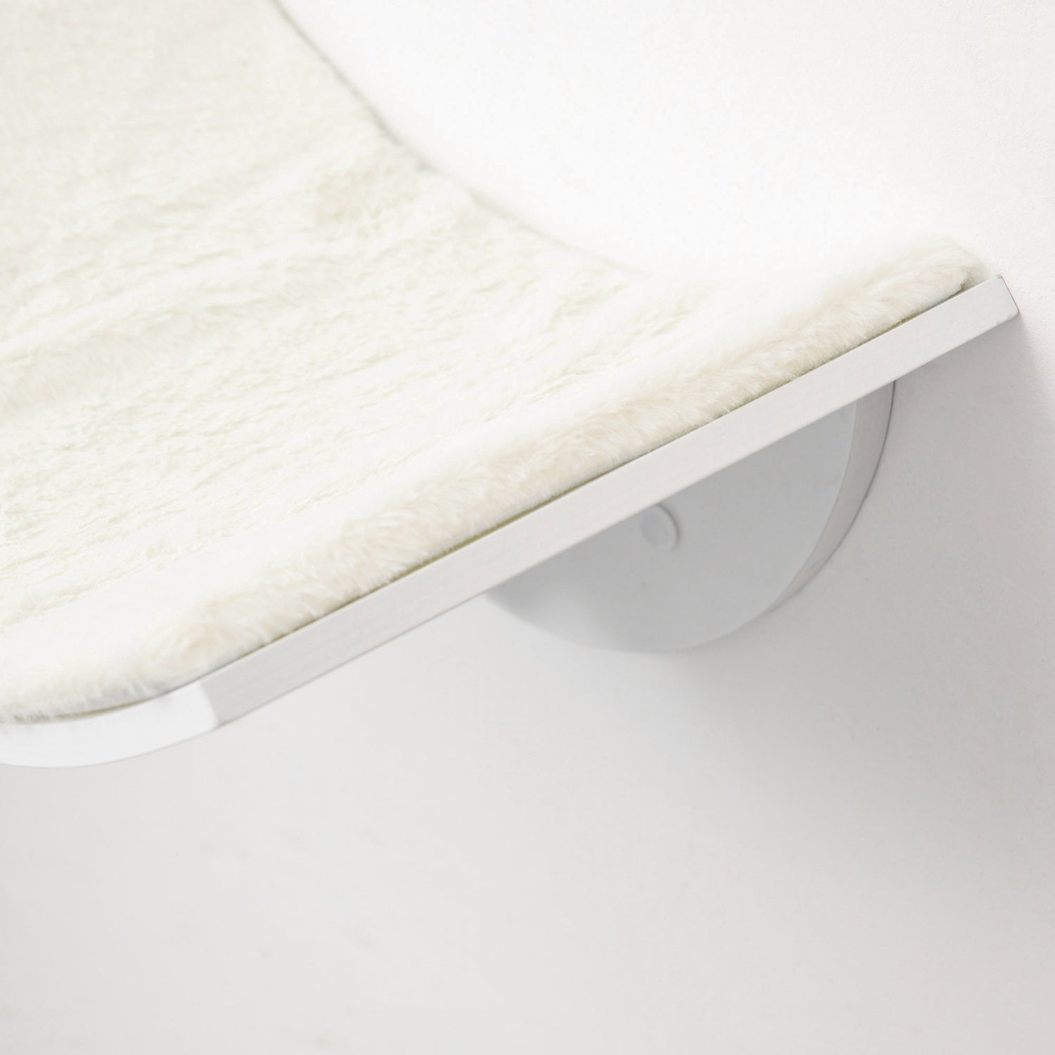 Wandgemonteerd kattenbed met pluche kussen, wit