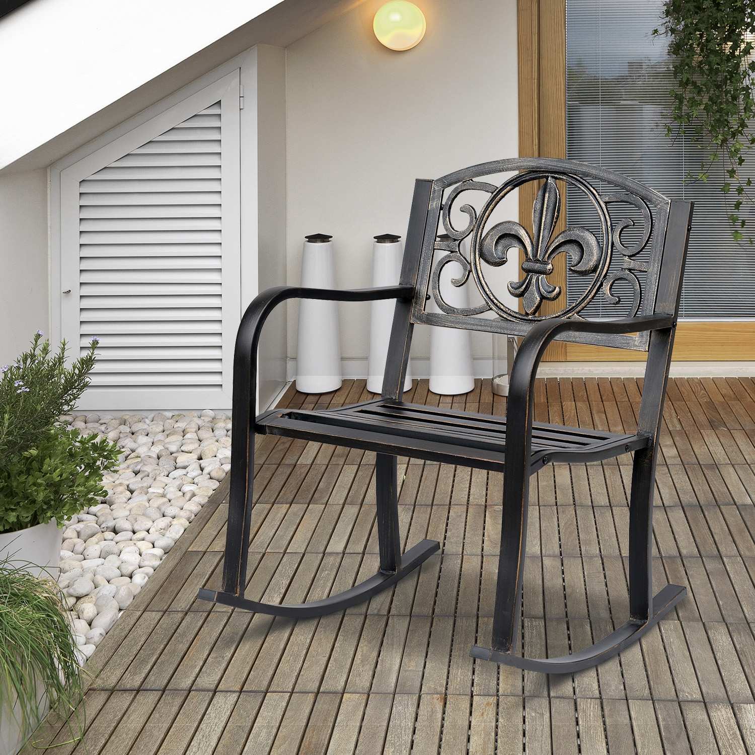 Antieke metalen schommelstoel – bronskleur voor de tuin