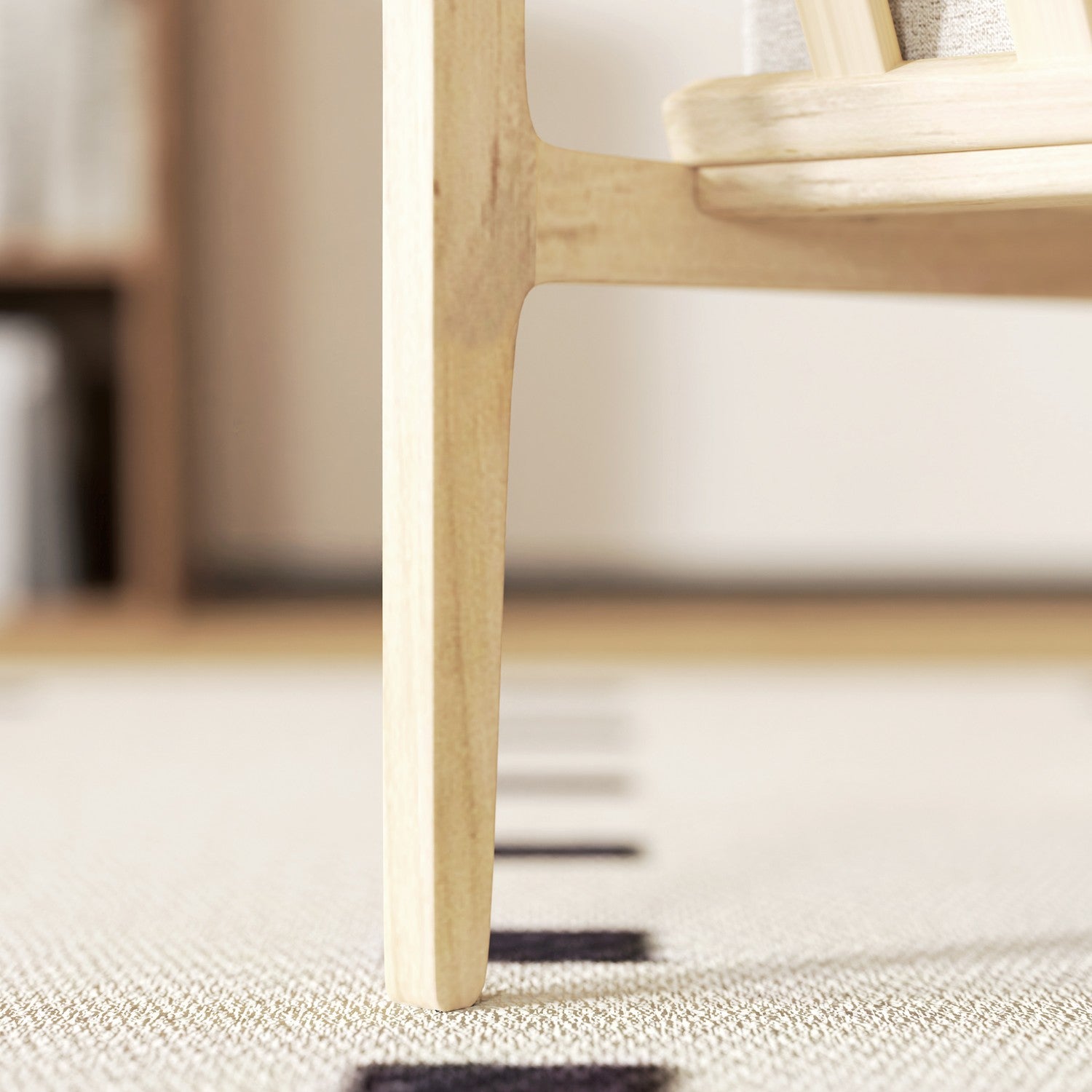 Beige fauteuil in linnenlook met houten poten en afneembare kussens