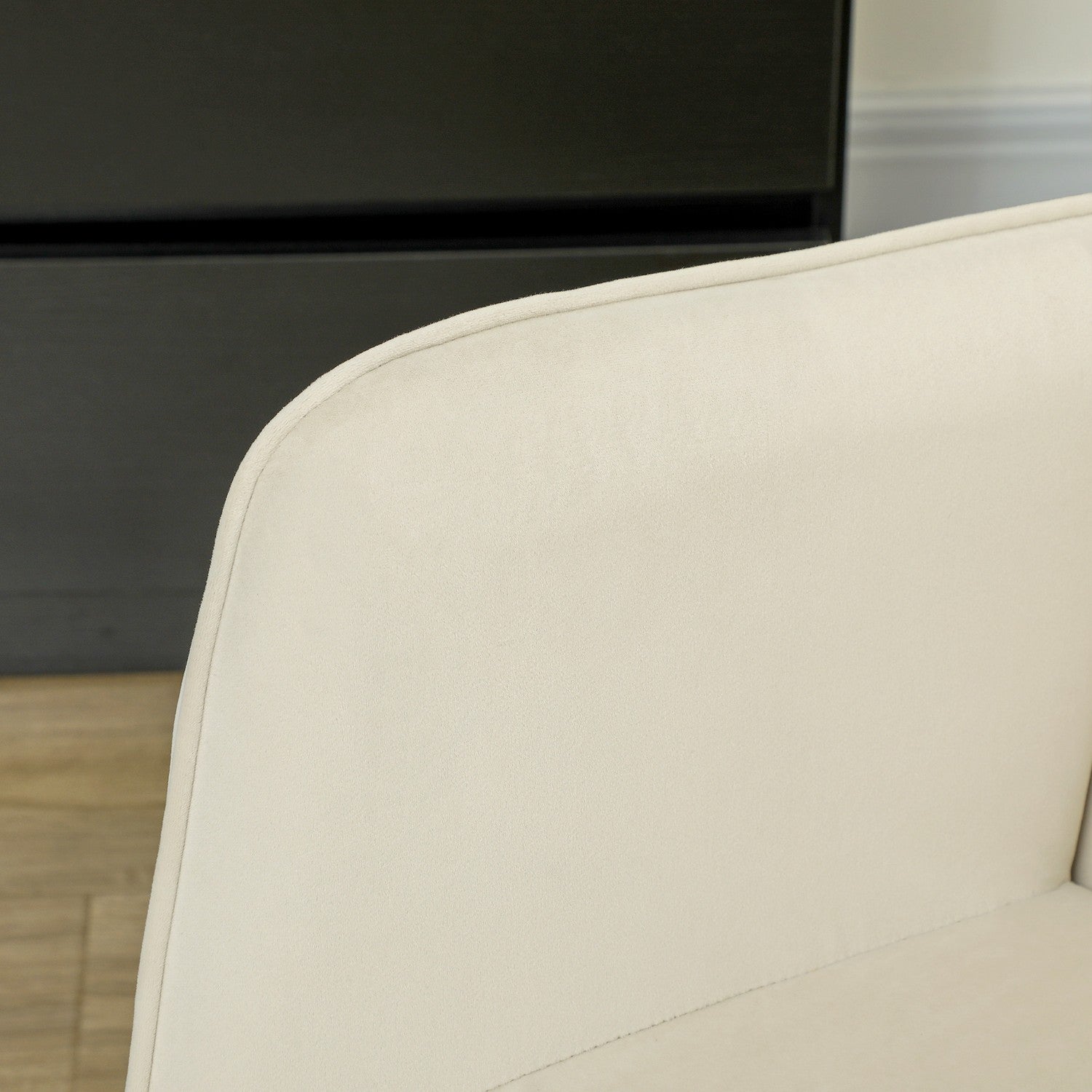 Beige fluwelen schommelstoel met houten poten