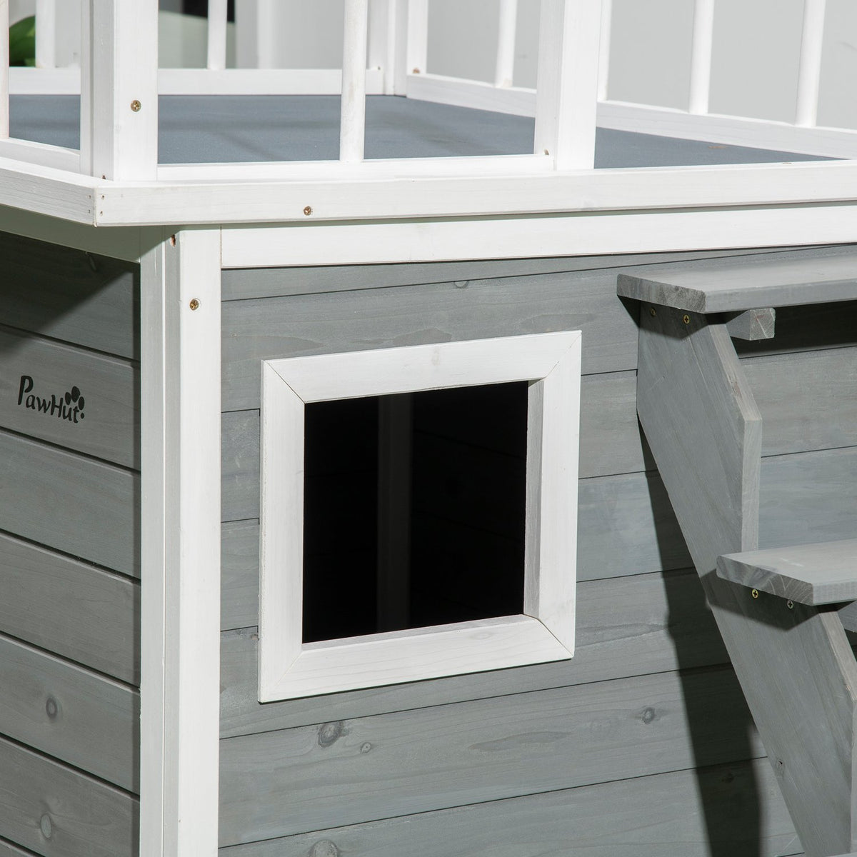 Verhoogde hondenhok met balkon en trap - sparrenhout