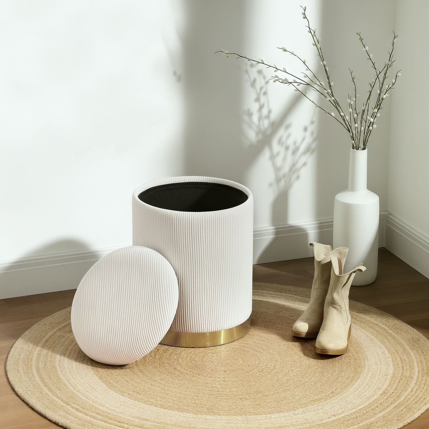 Sgabello contenitore imbottito bianco crema con base in acciaio