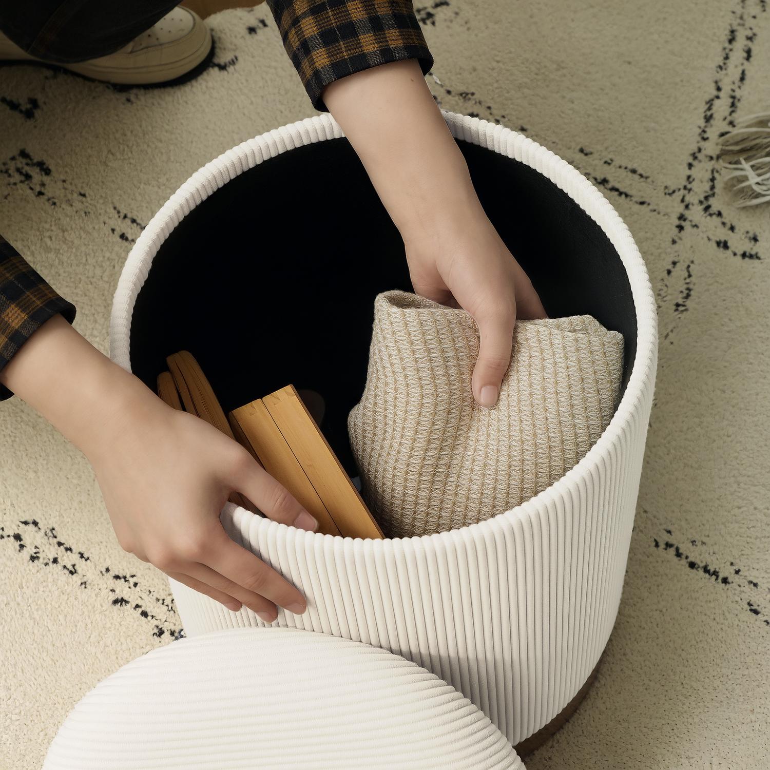 Sgabello contenitore imbottito bianco crema con base in acciaio