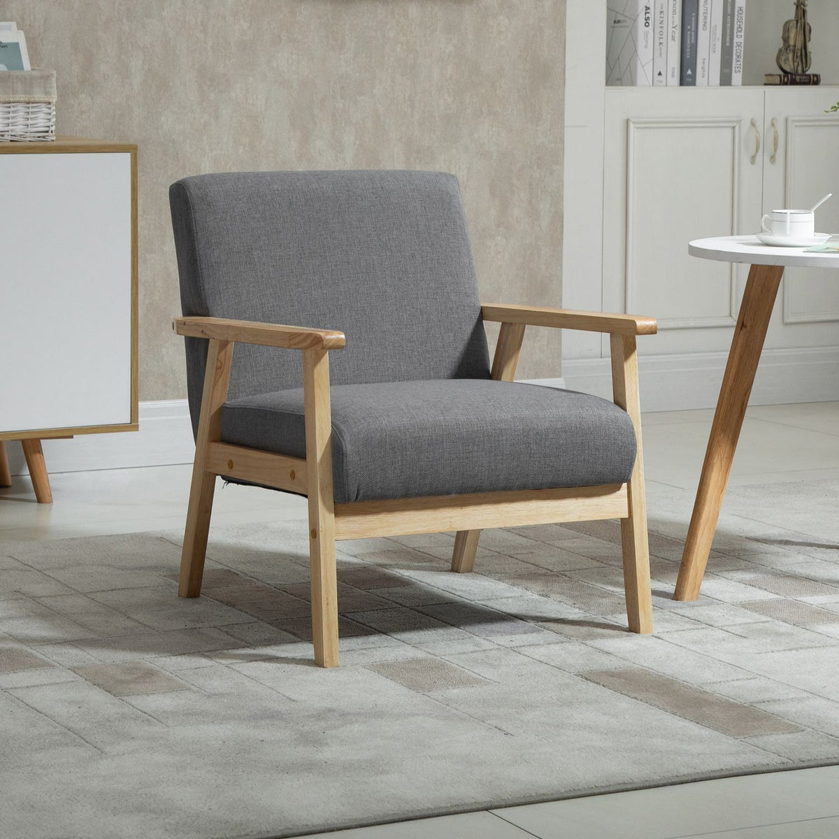 Grijze gestoffeerde oorfauteuil – massief hout, linnen afwerking