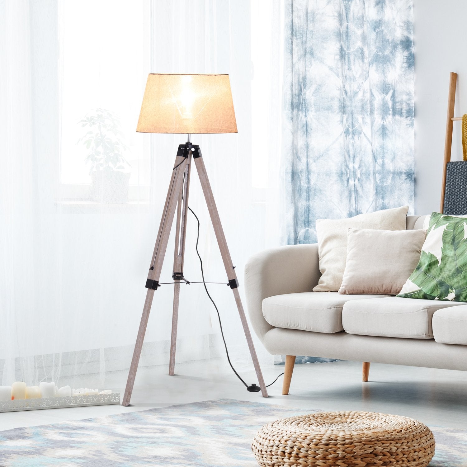 In hoogte verstelbare driepoots vloerlamp, hout & linnen, Scandinavisch design