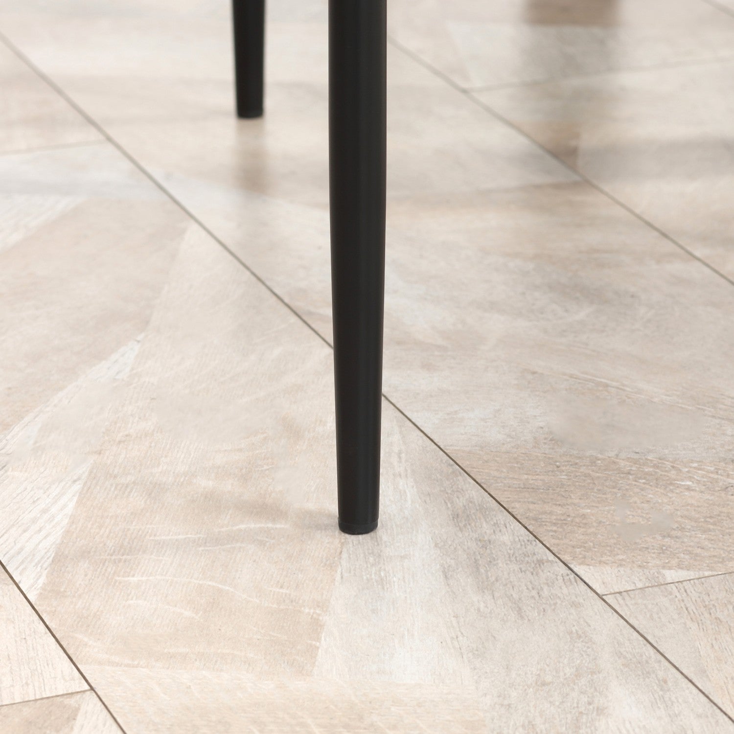 Gehard glazen 5-delige eetset, tafel en zwarte stoelen