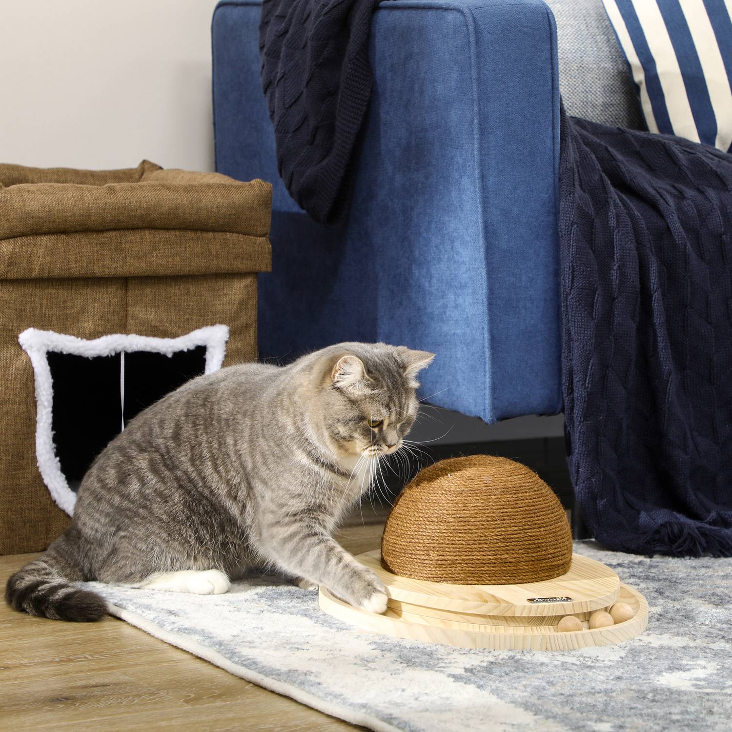 Interactief kattenspeeltje – krabplank en knikkerbaan