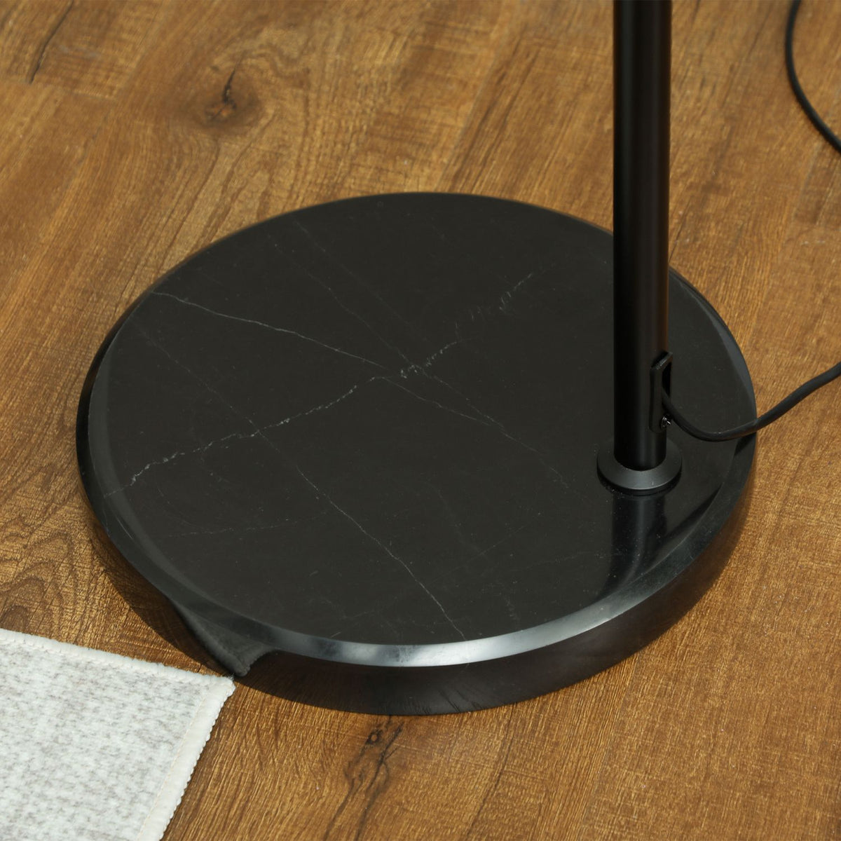 Verstelbare zwarte vloerlamp met linnen kap voor de woonkamer