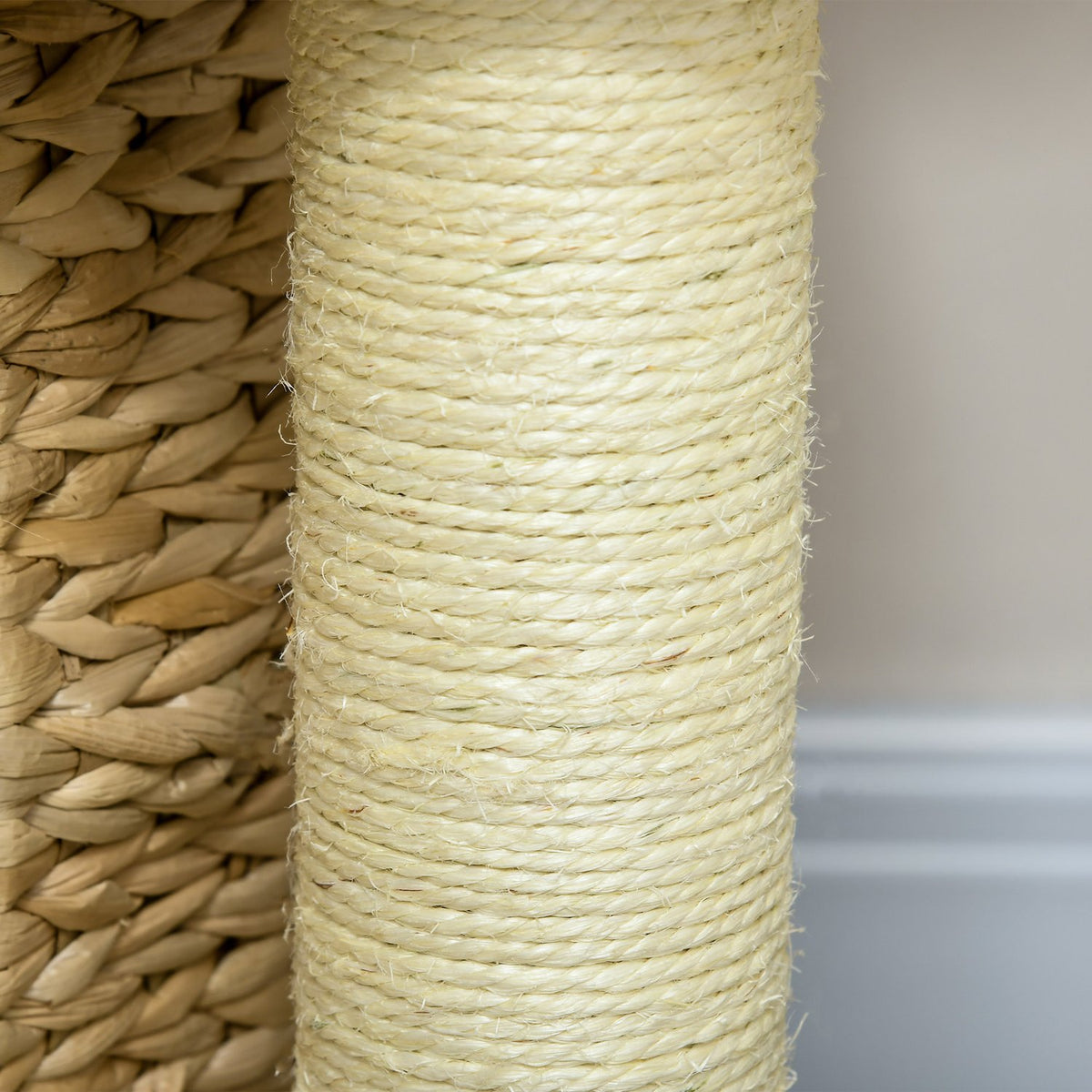 Krabpaal met grot en mand, 74 cm, Beige