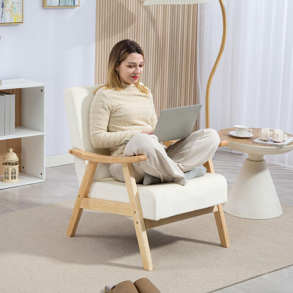 Gestoffeerde fauteuil, schuimvulling, frame van rubberhout, crèmewit