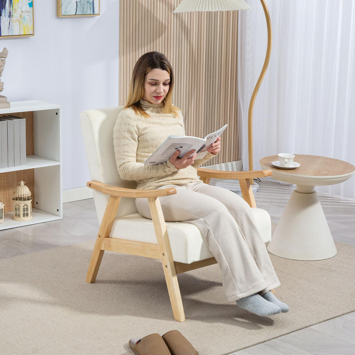 Gestoffeerde fauteuil, schuimvulling, frame van rubberhout, crèmewit