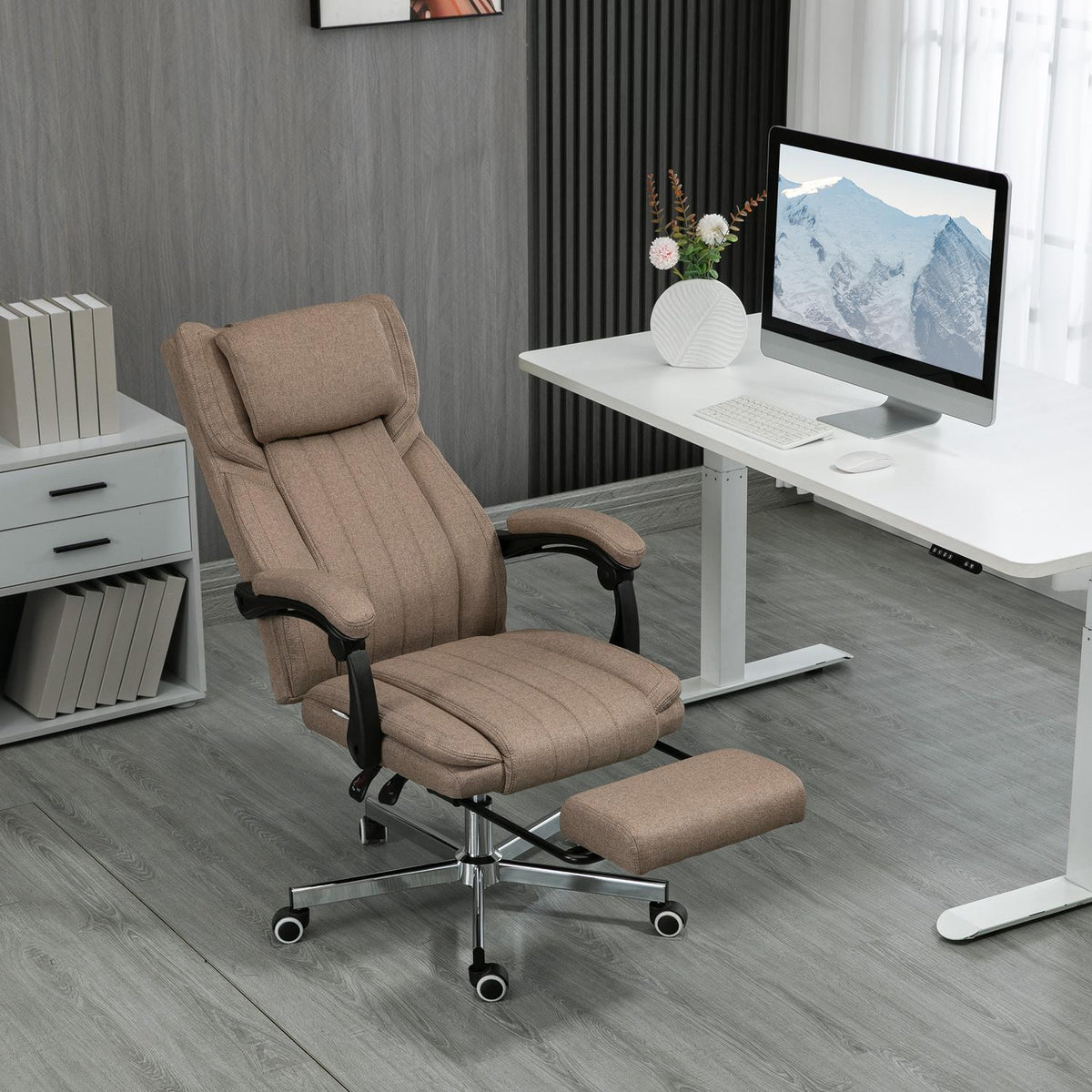 Bureaustoel met massagefunctie, verstelbare rugleuning, uitschuifbare voetensteun, linnenlook, 65 x 61 x 113 cm, bruin