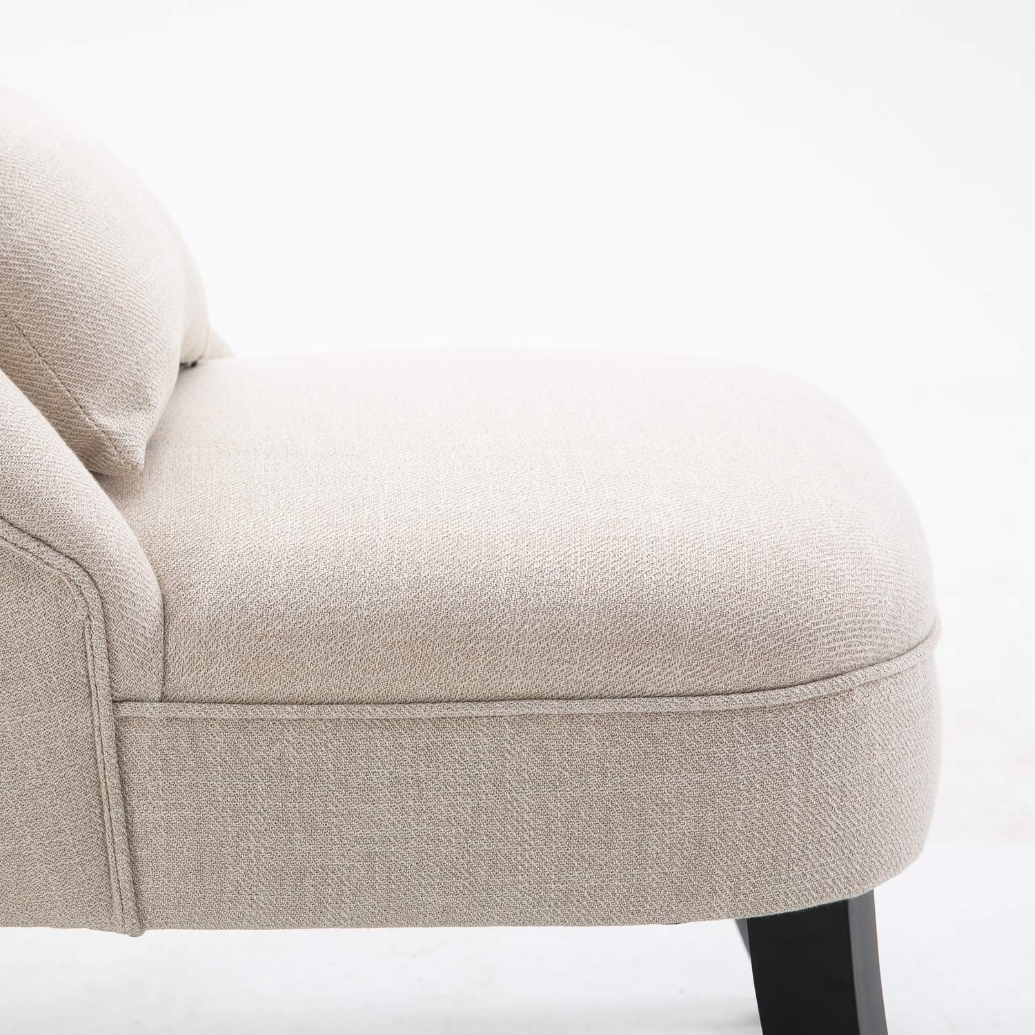 Poltrona lounge bianco crema effetto lino, gambe in legno