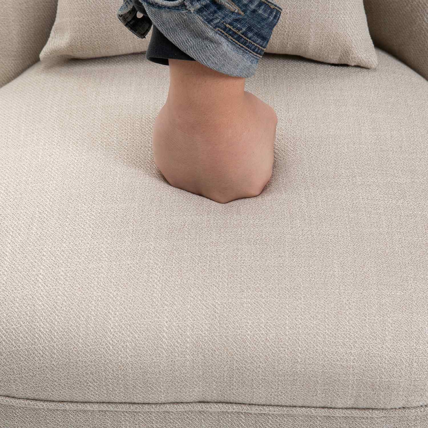 Poltrona lounge bianco crema effetto lino, gambe in legno