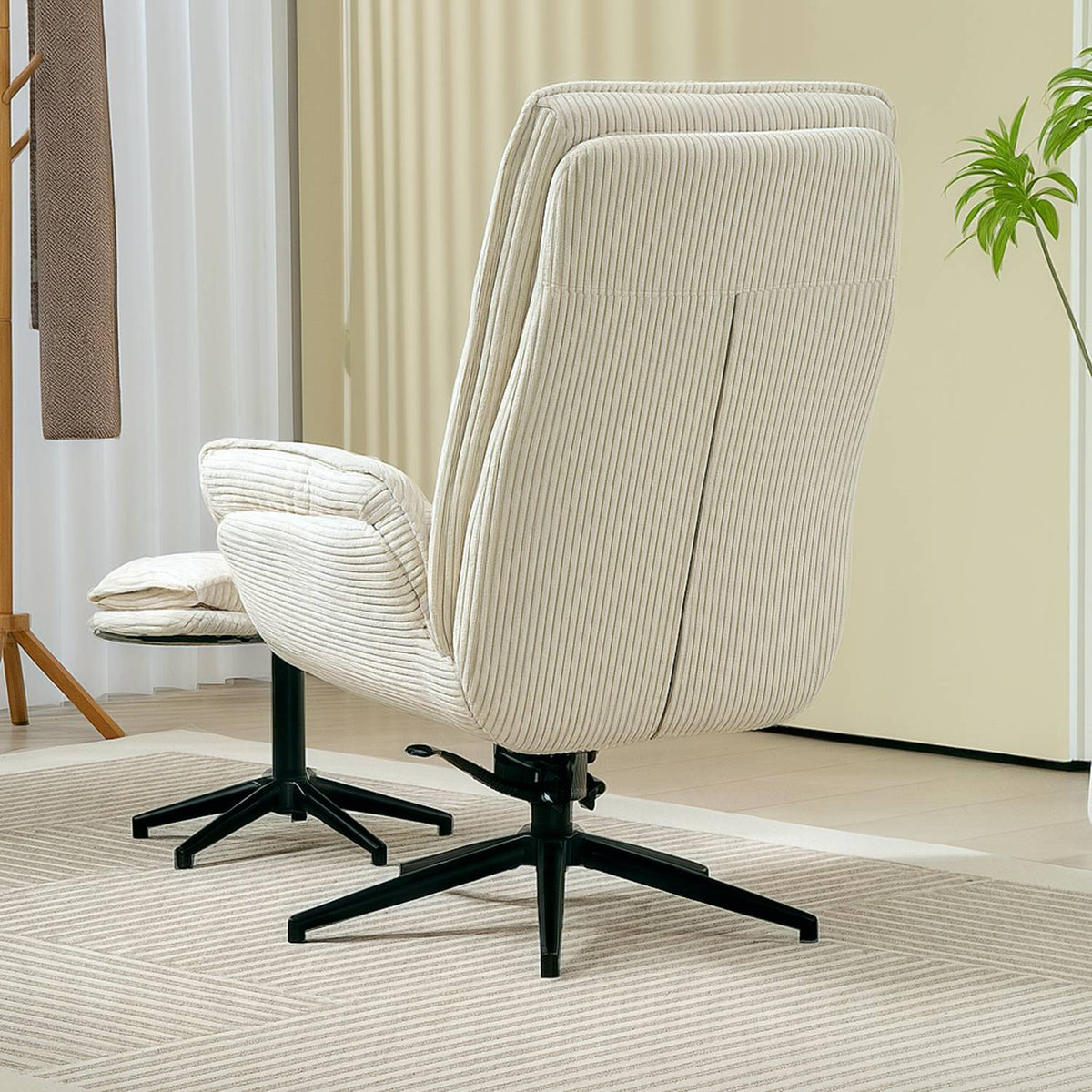 Ligstoel Beige met 360° draaibaar en poef