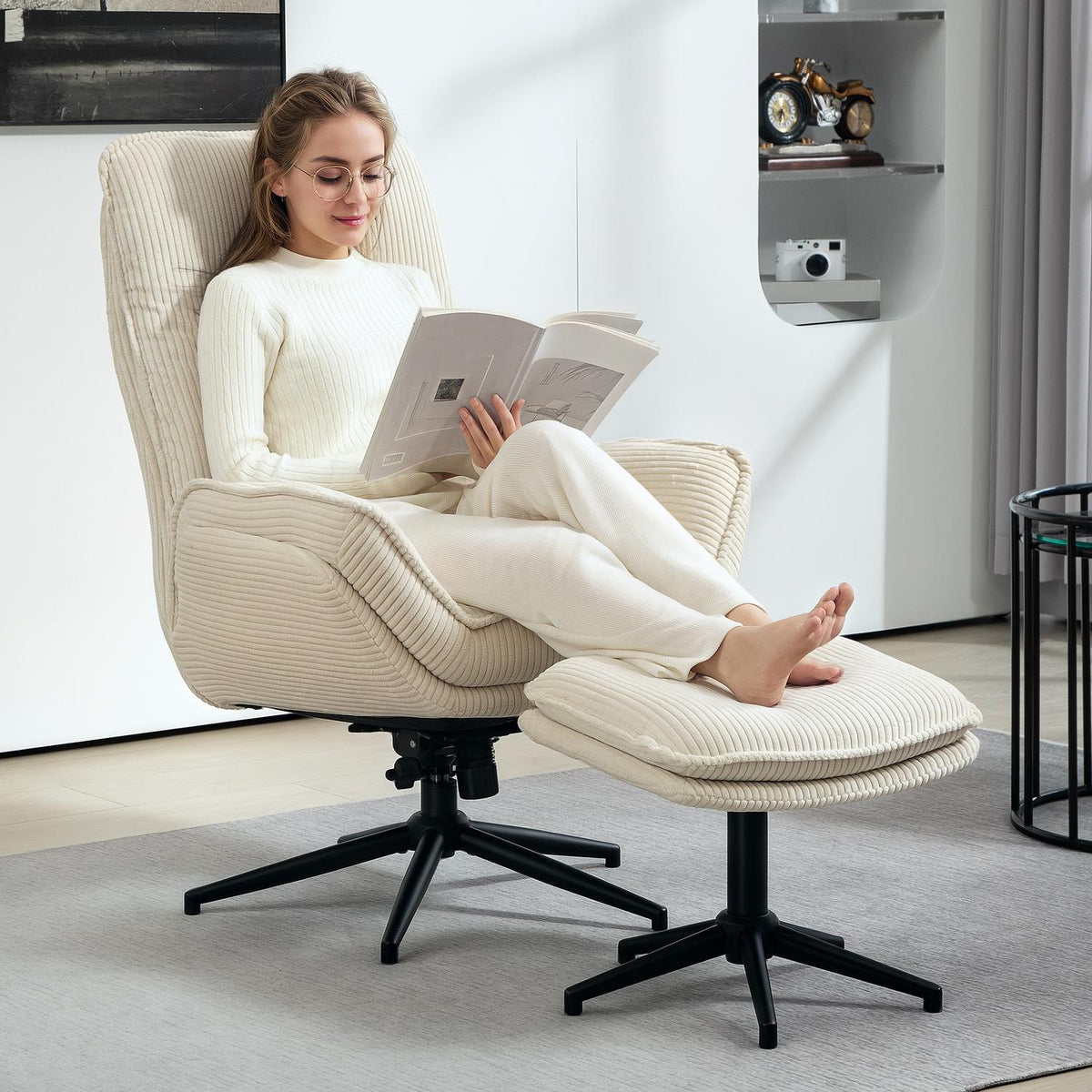 Ligstoel Beige met 360° draaibaar en poef