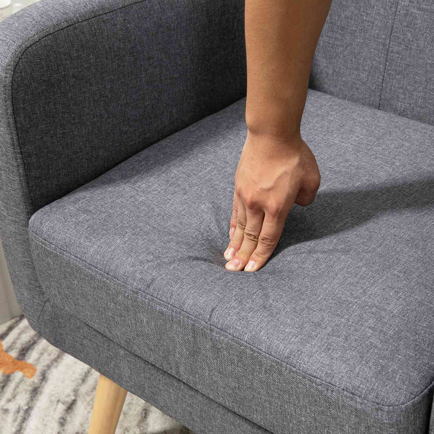 Lichtgrijze gestoffeerde fauteuil voor de woonkamer