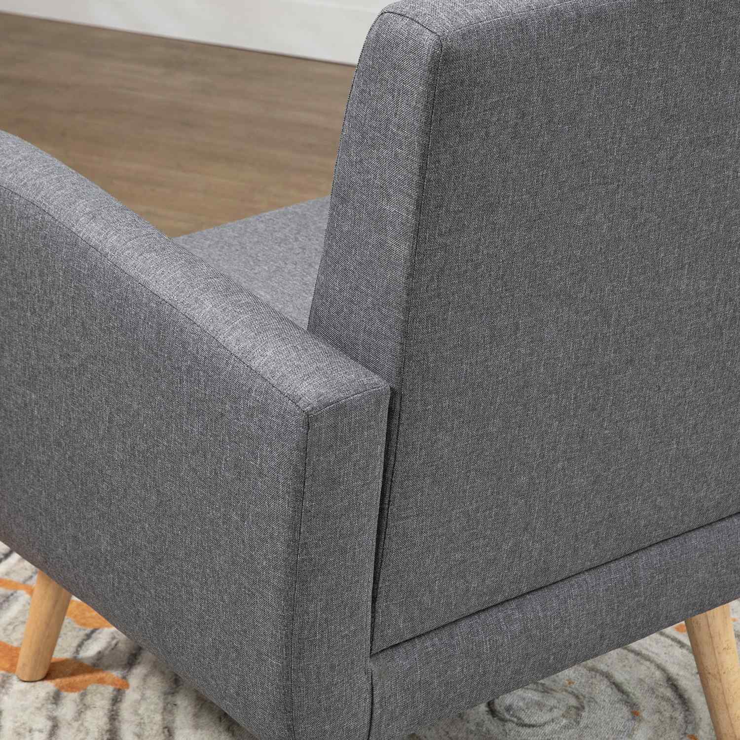 Lichtgrijze gestoffeerde fauteuil voor de woonkamer