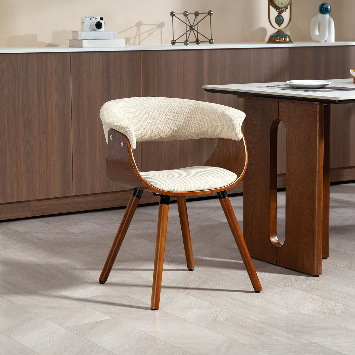 Eetkamerstoel, linnenlook stof, gebogen rugleuning, houten poten, beige