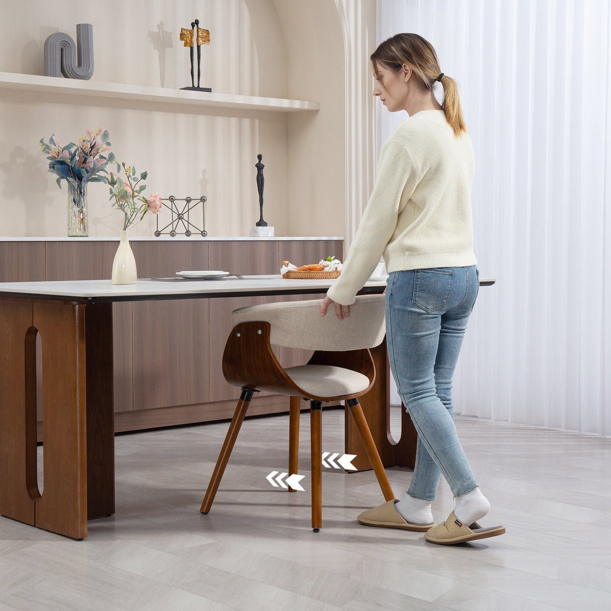 Eetkamerstoel, linnenlook stof, gebogen rugleuning, houten poten, beige