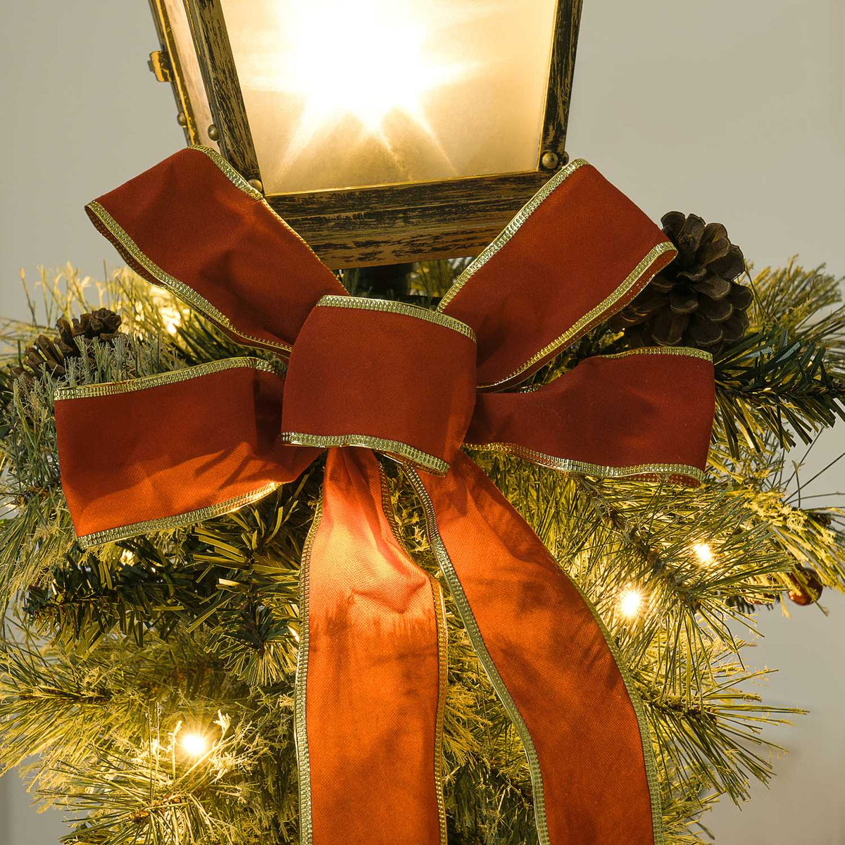 Metalen kerstlantaarn met LED Fairy Lights, dennenappels en strik