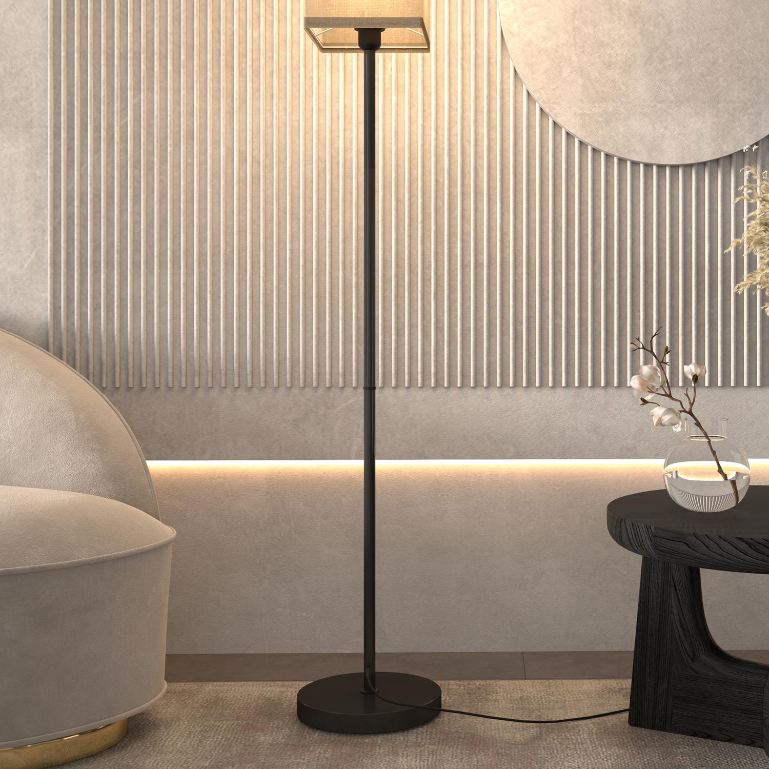 Moderne zwarte vloerlamp met linnenlook kap, voetschakelaar